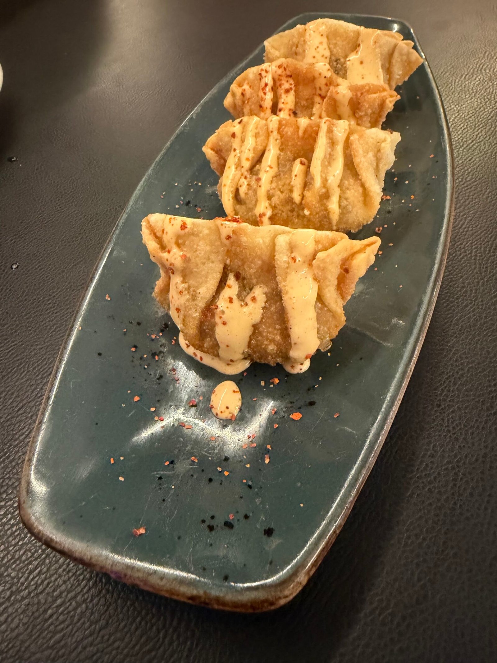 Gyozas crujientes con salsa en The Rumors Gastrobar