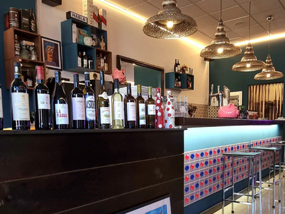 Sala y barra con vinos de The Rumors Gastrobar en Tegueste