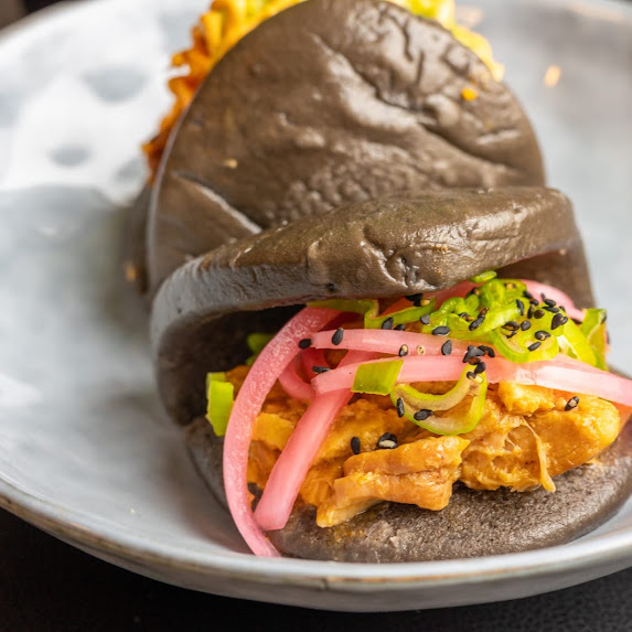 Bao negro de costilla con cebolla encurtida en The Rumors Gastrobar, Tegueste