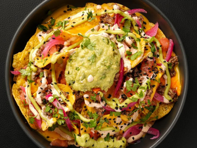 Nachos bien cabrones con guacamole y cebolla encurtida en The Rumors Gastrobar